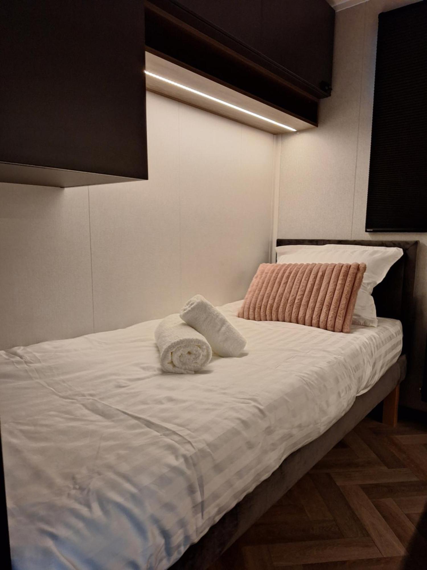 'Relax Lodge Sea' - Wellness Lodge In Zeeland - Private Sauna - Airco - Garden - Outdoor Swimming Pool - Free Wifi, Towels & Bed Linen Heinkenszand Exterior foto